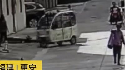 «توك توك» يدهس امرأة بطريقة مروعة (فيديو)