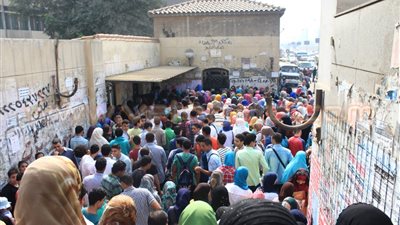 بداية «درامية» بالجامعات.. مسيرة لطلاب «الإرهابية» بـ«عين شمس».. الشرطة العسكرية تغلق «الخليفة المأمون».. و«فالكون» تطلق «قنابل الغاز» لفض ا