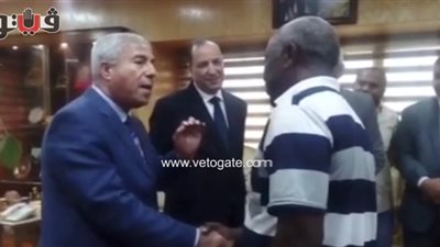 محافظ أسوان يكلف بتشجير طريق المطار (فيديو)