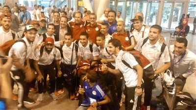 بالفيديو.. استقبال بعثة كرة الصالات بـ«الطبل والمزمار» في مطار القاهرة