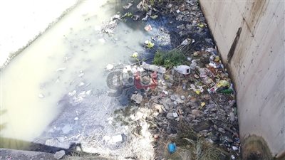 بالصور.. الرقابة الإدارية تكشف انسداد مخرات السيول في السويس