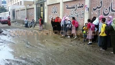 بالصور.. بركة مياه تمنع التلاميذ من دخول مدرسة بقليوب