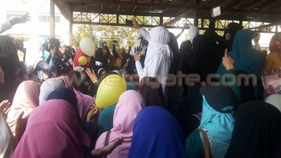 بالصور.. طالبات «الإرهابية» بالأزهر يستهدفن الأمن بـ «الشماريخ»