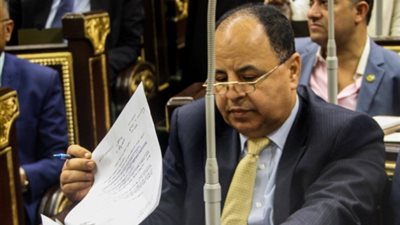 وزير المالية يكشف حقيقة فرض ضرائب على عربات الفول والآيفون