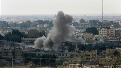الجيش يفجر منزلين قرب حدود غزة ويغرق عددا من الأنفاق بالمياه