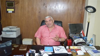 رئيس مدينة مرسى علم يلتقي السائحين بالفنادق ويدعوهم للتسوق