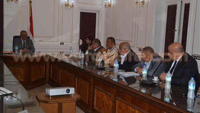 محافظ المنيا يبحث مشكلات التعليم والمياه وآليات حلها مع النواب