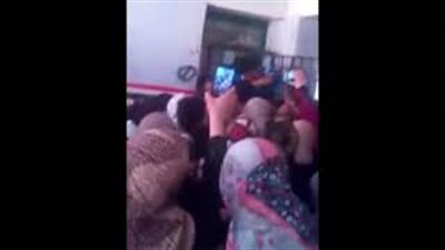 بالفيديو.. علقة بـ«الشباشب» لشخص حاول خطف طفل من مدرسة بالخصوص