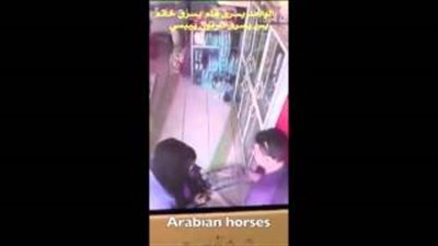 بالفيديو.. فتاة أنيقة تسرق كرتونة «بيبسي» من سوبر ماركت