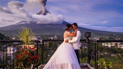 يكملان مراسم الزواج والبركان يثور في خلفية المشهد