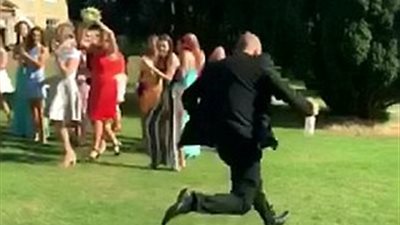 رد فعل شاب التقطت حبيبته الورد من العروس (فيديو وصور)