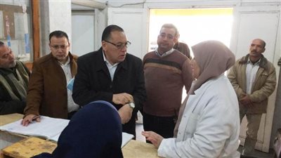 محافظ الشرقية يوقف 4 سائقين يسيرون عكس الاتجاه| صور