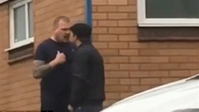 رجل يسقط آخر ضعف حجمه بضربة واحدة (فيديو وصور)