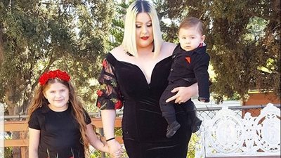 امرأة تنفق آلاف الدولارات لتطابق ملابسها مع ابنتها يوميا (صور)