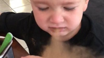 صدمة صبي تذوق بودرة الكاكاو لأول مرة (فيديو وصور)