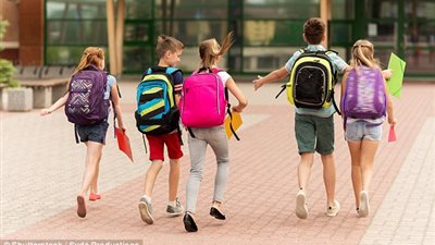 باحث كندى: حقيبة المدرسة الثقيلة لا تضر ظهر الأطفال (صور)