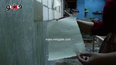 «الإبداع مالوش آخر».. فتيات يحولن قش الأرز إلى منتجات ورقية (فيديو)