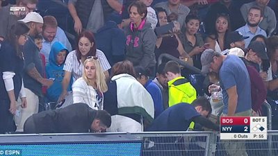 بالصور.. موقف محرج لشاب وسط آلاف الجماهير بسبب طلب زواج