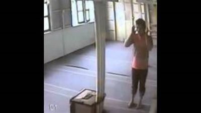 بالفيديو.. شاب يتظاهر بالصلاة لسرقة المال من صندوق التبرعات بمسجد