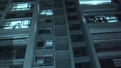 لقطات مرعبة لطفل يتسلق شرفة بالطابق الـ12 (فيديو)