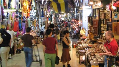 ضبط بائعي بازارات سياحية اعترضوا سائحين بشارع الشيراتون بالغردقة