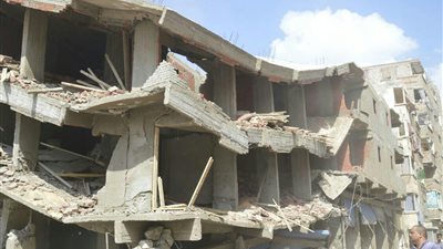 إزالة عقارين مخالفين بمساكن أطلس بحلوان