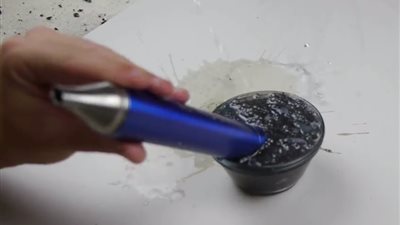 مقطع فيديو صادم لتحويل هاتف «آيفون X» إلى عصير في الخلاط (فيديو)