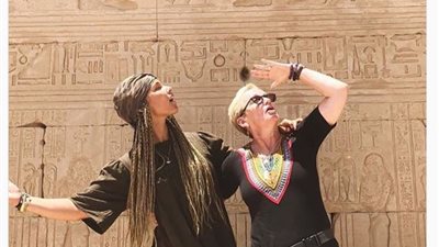 أليشيا كيز توجه رسالة لوالدتها من أمام الآثار الفرعونية