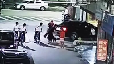 نجاة طفلة من الموت بعد حادث دهس مروع (فيديو)