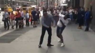 رجل يعتدي على آخر بالضربة القاضية (فيديو)