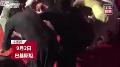 لحظة سقوط مسرح بأشخاص يرقصون أعلاه (فيديو)