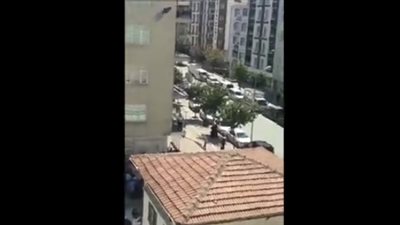 لحظة انتحار رجل من فوق بناية (فيديو)