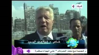 بالفيديو.. رد فعل «مرتضى منصور» على واقعة قذفه بـ «الخل »