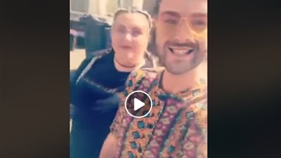 سقوط مروع لفتاة بدينة في الشارع (فيديو)