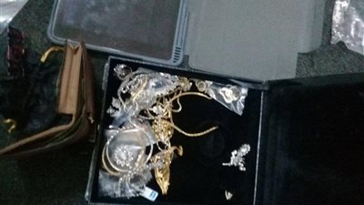 بالصور.. شاهد ماذا فعل سوداني عثر على حقيبة مجوهرات بالسعودية