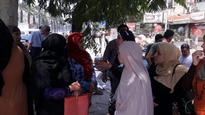 وقفة لأولياء الأمور احتجاجا على قرار غلق فصول التمريض في أسوان