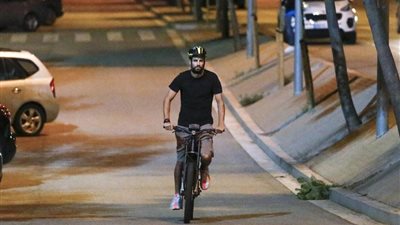 «بيكيه» يستقل الدراجة بعد سحب رخصة القيادة (صور)