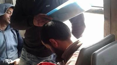 رد فعل شاب مع رجل يحمل ابنه مريض السرطان بطنطا يشعل فيس بوك