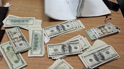 بالصور.. إحباط محاولة تهريب 90 ألف دولار مع راكب بمطار برج العرب