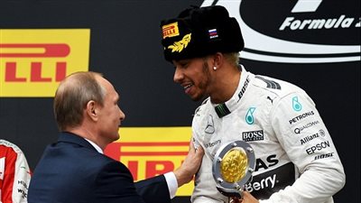 بالفيديو والصور.. الفائز في سباق الفورمولا يرش «بوتين» بالشمبانيا