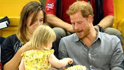 شاهد.. طفلة تسرق الفشار من الأمير هاري تشعل الإنترنت