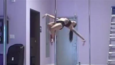 بالفيديو.. أشخاص يتعرضون لمواقف محرج أثناء رقصهم على العمود