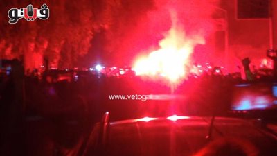 بالفيديو..«ألتراس أهلاوى» يطلق الشماريخ خلال مسيرة إلى مترو الدقى