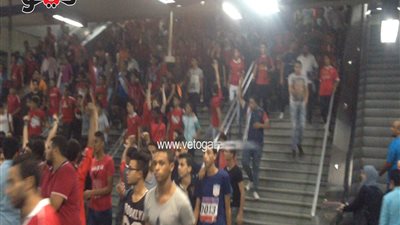 بالفيديو.. لحظة اقتحام جماهير ألتراس أهلاوي محطة مترو الأوبرا