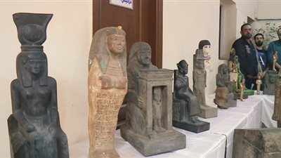 22 تمثالا و4 سيارات وأموال حصيلة عصابة النصب على المواطنين (فيديو)