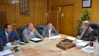 محافظ الإسماعيلية يستعرض مقترحات التطوير للمراكز والمدن