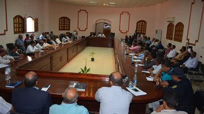 محافظ الوادي الجديد يعقد اجتماعا بمديري الإدارات ورؤساء القري