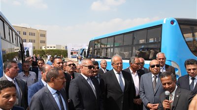 الهيئة العربية للتصنيع تُسلم السويس سيارات ميني باص وأخرى لكنس الشوارع