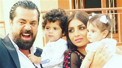 بالصور.. جلسة تصوير لمصفف الشعر «منير» مع زوجته وأبنائه