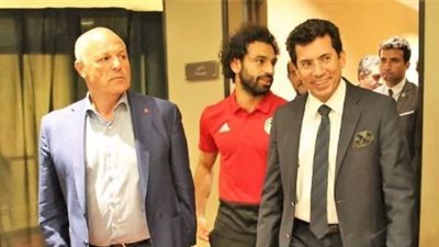 وزير الرياضة يلتقي لاعبي المنتخب قبل مواجهة النيجر (صور)